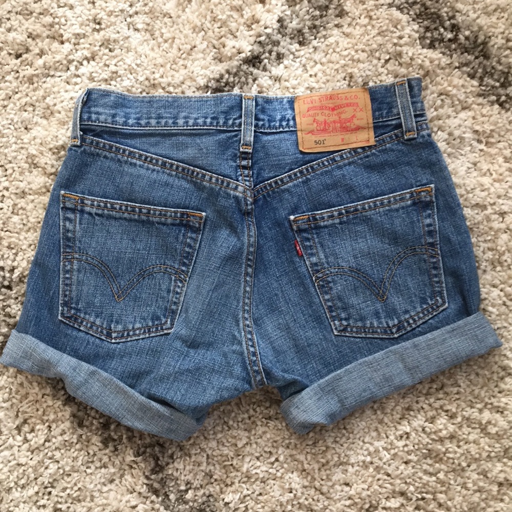 : : Levi’s : : Cutoff High-Waisted Mom Shorts